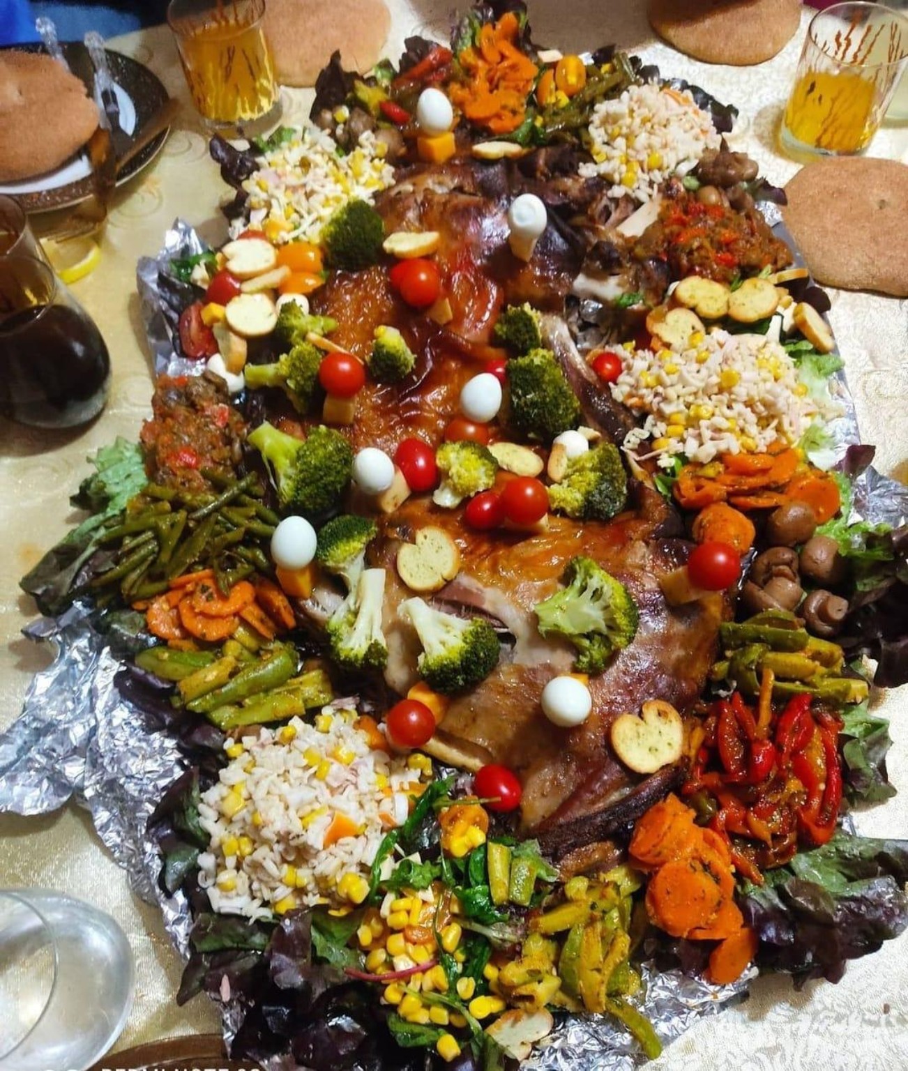 مشوي بالخضر والسلطات
